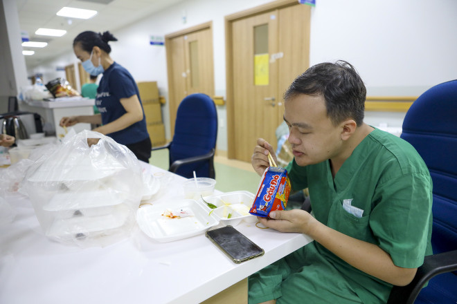 Hành trình giành lại sự sống ở "lằn ranh sinh tử" cho bệnh nhân COVID-19 - 13