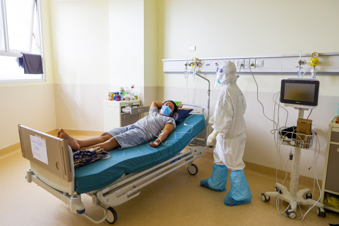 Hành trình giành lại sự sống ở "lằn ranh sinh tử" cho bệnh nhân COVID-19 - 16