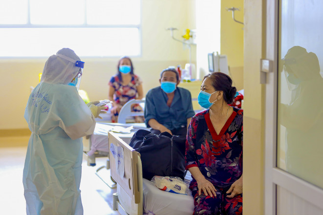 Hành trình giành lại sự sống ở "lằn ranh sinh tử" cho bệnh nhân COVID-19 - 17