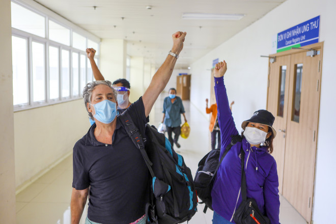 Hành trình giành lại sự sống ở "lằn ranh sinh tử" cho bệnh nhân COVID-19 - 19