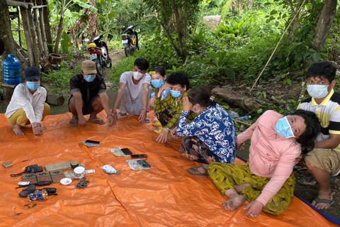 Triệt phá sới bạc “quý bà”, sử dụng bộ đàm để cảnh báo từ xa - 1