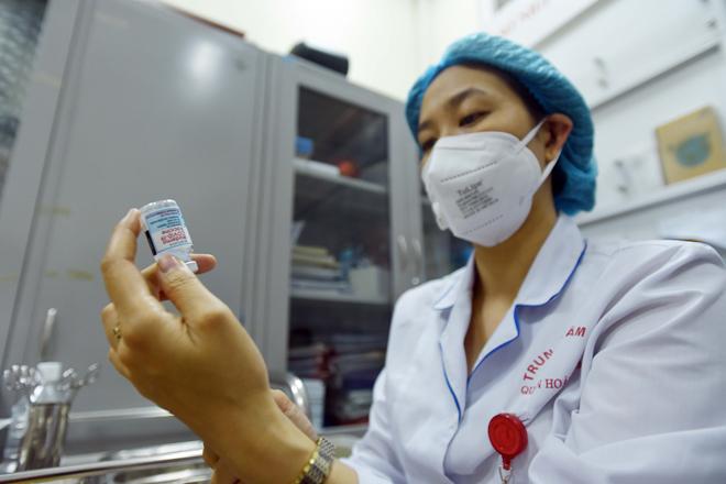 Người dân Hà Nội bắt đầu được tiêm vaccine phòng COVID-19 - 6