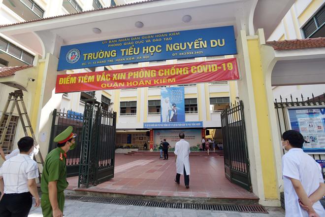 Người dân Hà Nội bắt đầu được tiêm vaccine phòng COVID-19 - 1