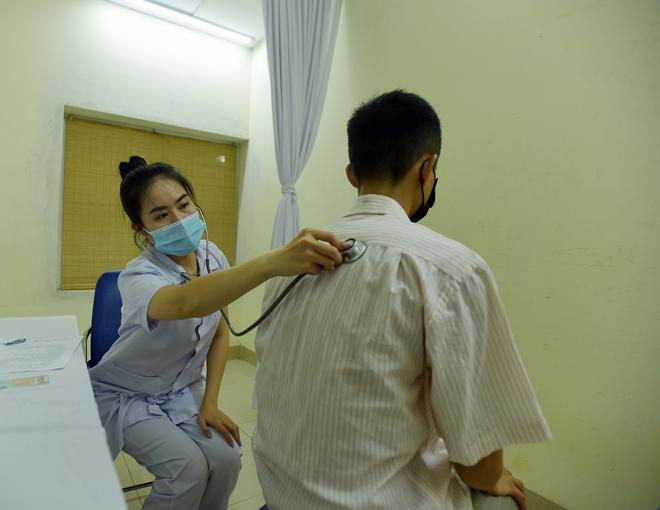 Người dân Hà Nội bắt đầu được tiêm vaccine phòng COVID-19 - 5