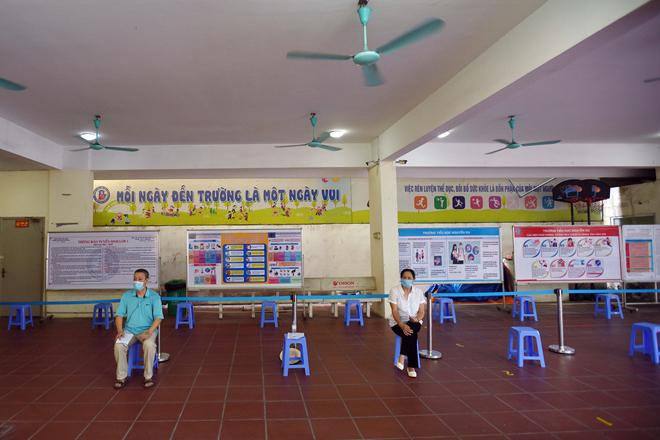 Người dân Hà Nội bắt đầu được tiêm vaccine phòng COVID-19 - 3