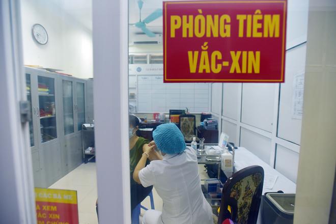 Người dân Hà Nội bắt đầu được tiêm vaccine phòng COVID-19 - 9