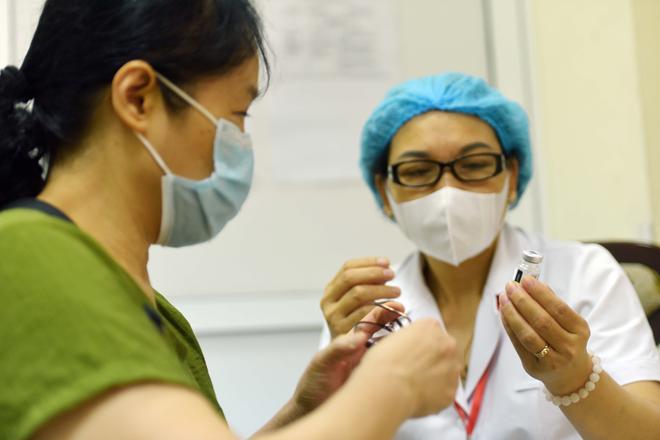 Người dân Hà Nội bắt đầu được tiêm vaccine phòng COVID-19 - 8