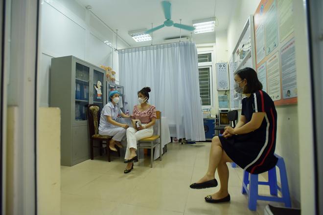 Người dân Hà Nội bắt đầu được tiêm vaccine phòng COVID-19 - 11