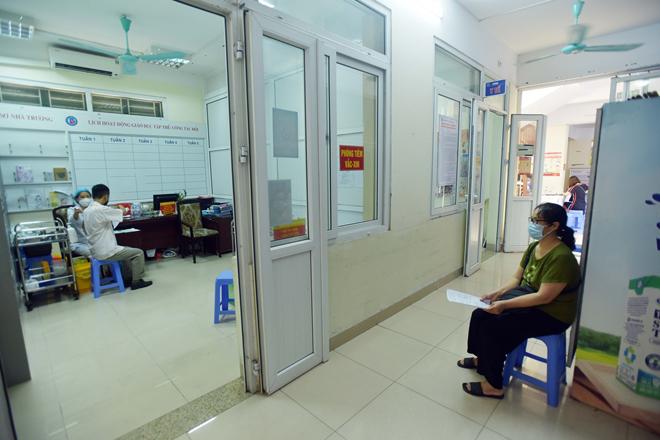 Người dân Hà Nội bắt đầu được tiêm vaccine phòng COVID-19 - 7