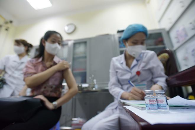 Người dân Hà Nội bắt đầu được tiêm vaccine phòng COVID-19 - 10