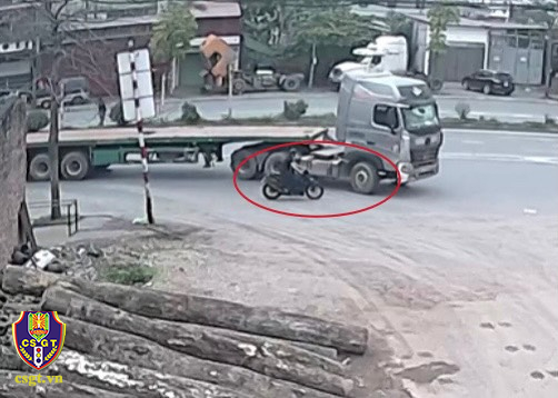 Clip: Thót tim với cảnh xe container "cua gắt" tông xe máy đi trong điểm mù - 3