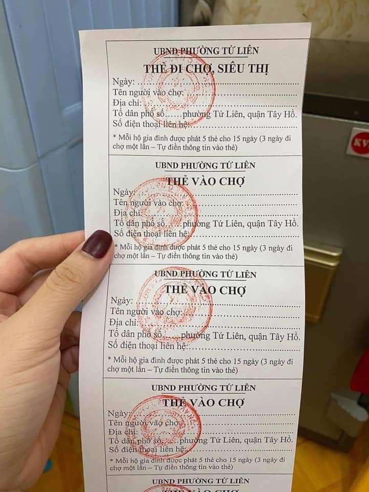 Quận đầu tiên ở Hà Nội phát thẻ đi chợ cho người dân - 2