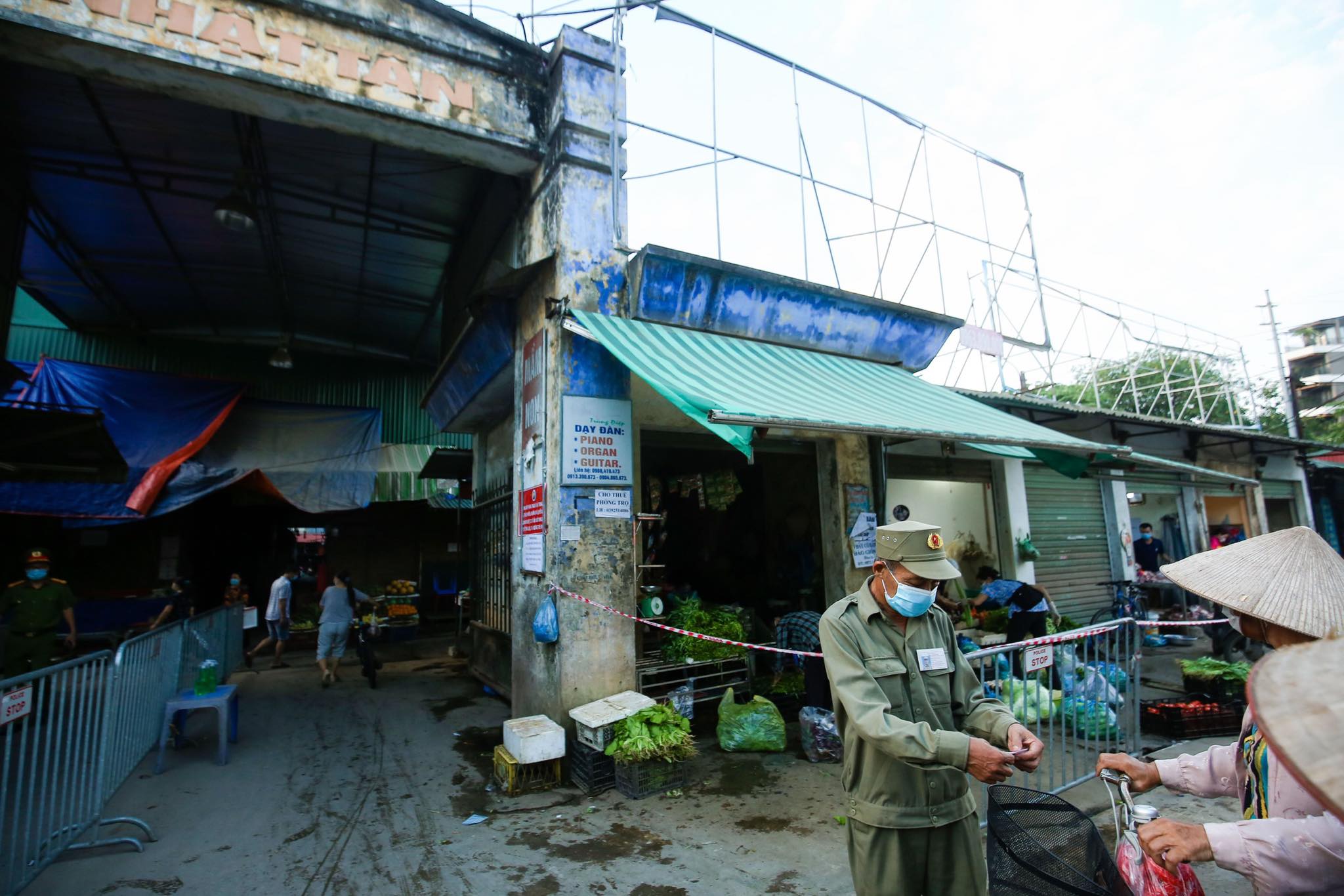 Quận đầu tiên ở Hà Nội phát thẻ đi chợ cho người dân - 4