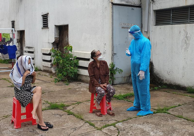 "Lãnh đạo quận phải vào nơi phong tỏa để thấy bà con như thế nào" - 6