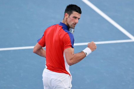 Nóng tennis Olympic: Djokovic nhẹ nhàng tiến vào tứ kết, Tsitsipas thua sốc