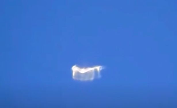 Video: UFO biến hình bám sát máy bay trên trời suốt 7 phút? - 1