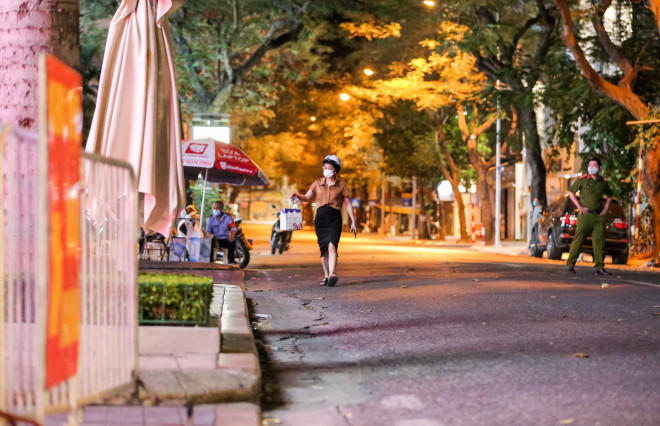 Người dân mặc áo mưa tiếp tế lương thực vào trung tâm thương mại bị phong toả - 5