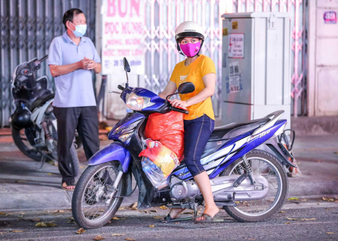 Người dân mặc áo mưa tiếp tế lương thực vào trung tâm thương mại bị phong toả - 10