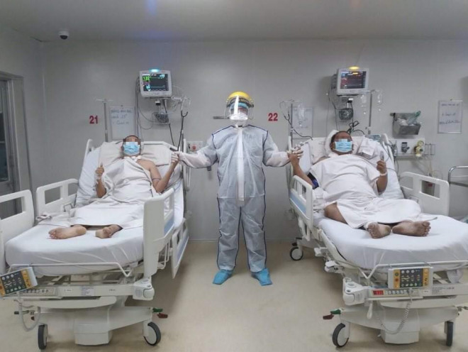 Bé trai chào đời ở phòng hồi sức Covid-19, 2 ca bệnh "nổi tiếng" xuất viện - 2