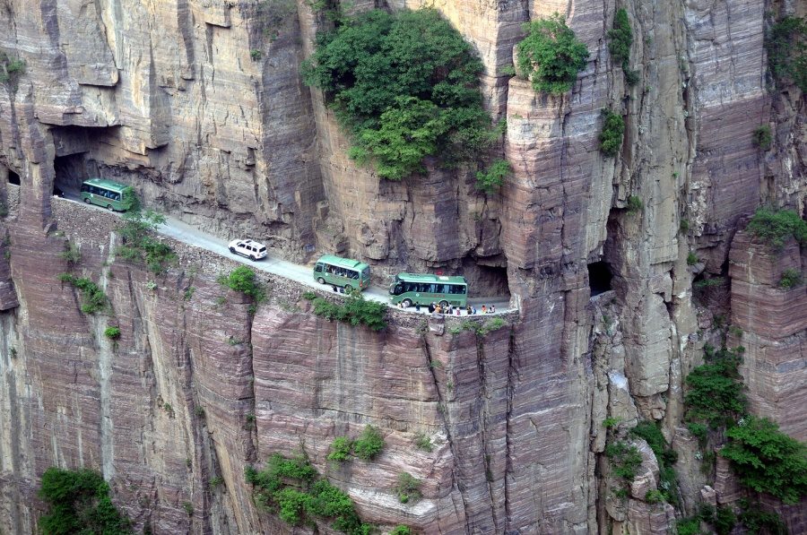 Người dân ở một ngôi làng Trung Quốc tự tay đào đường xuyên núi vì… quá cô đơn - 5