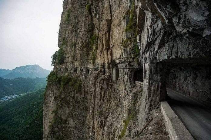 Người dân ở một ngôi làng Trung Quốc tự tay đào đường xuyên núi vì… quá cô đơn - 4