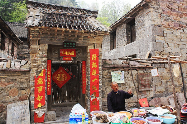 Người dân ở một ngôi làng Trung Quốc tự tay đào đường xuyên núi vì… quá cô đơn - 3