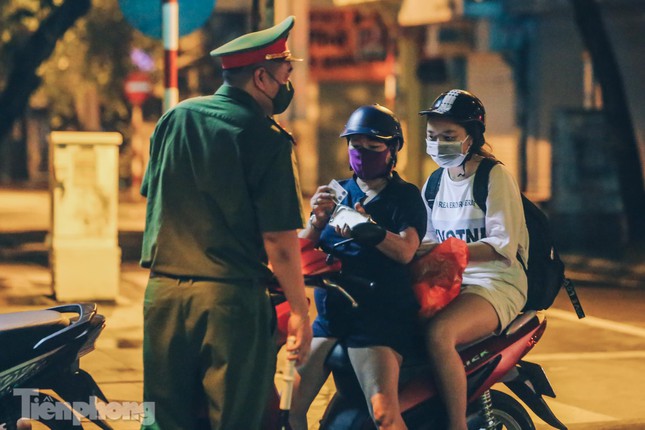 Xuyên đêm kiểm tra lý do người dân Thủ đô ra đường - 6