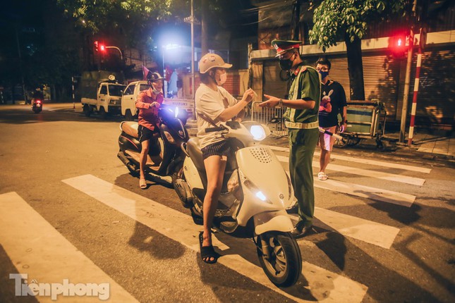 Xuyên đêm kiểm tra lý do người dân Thủ đô ra đường - 11