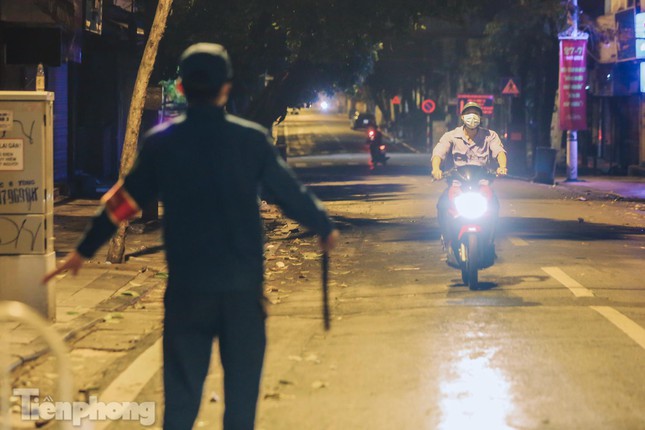 Xuyên đêm kiểm tra lý do người dân Thủ đô ra đường - 14