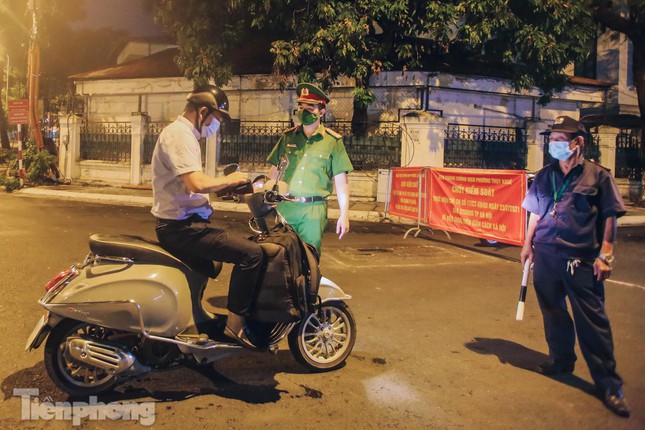 Xuyên đêm kiểm tra lý do người dân Thủ đô ra đường - 18