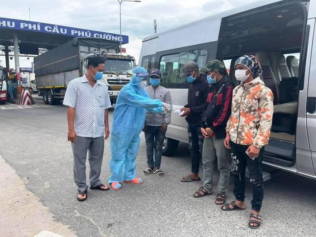 Thương 2 bạn trẻ đi bộ hơn 500 km về quê, người dân góp tiền mua tặng xe máy - 3