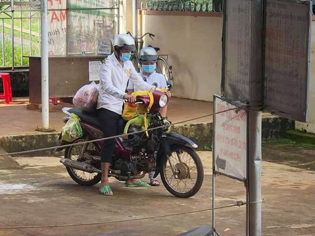 Thương 2 bạn trẻ đi bộ hơn 500 km về quê, người dân góp tiền mua tặng xe máy - 2