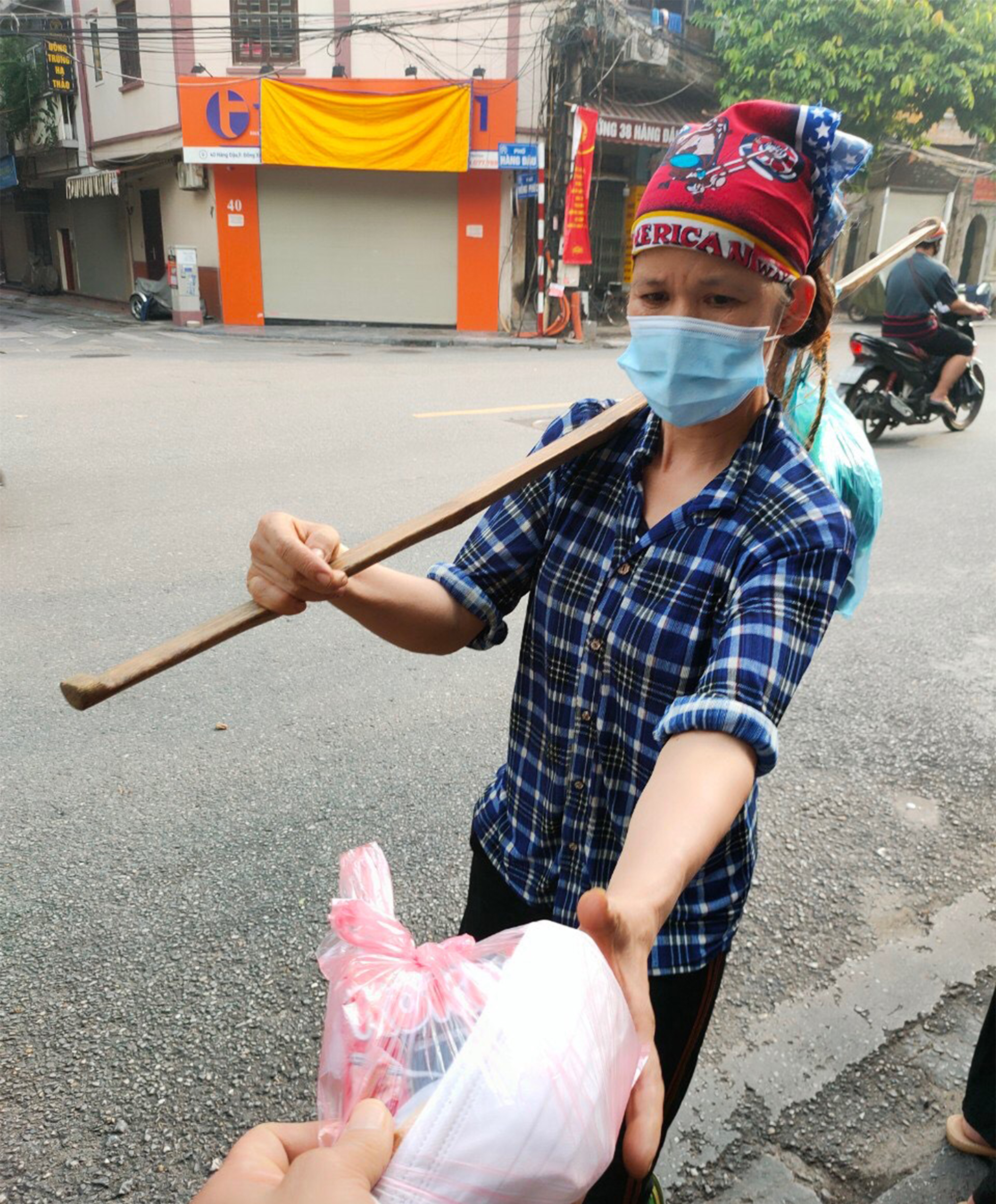 Gói mì tôm lan tỏa yêu thương của người Hà Nội giữa dịch COVID-19 - 7