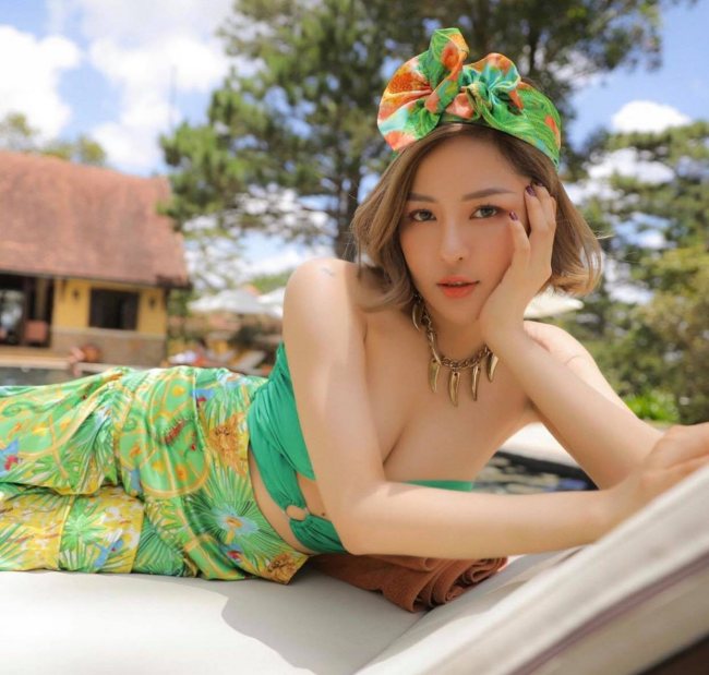 Trâm Anh liên tục gặp sự cố với trang phục - 1