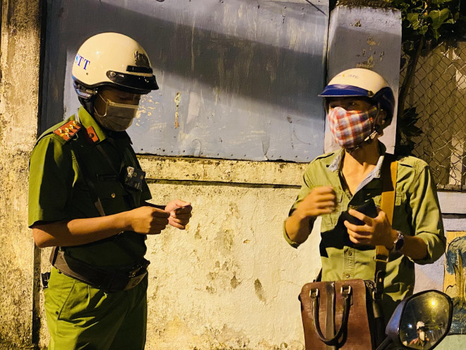 CLIP: Thanh niên được Tổ công tác 363 Thủ Đức hộ tống về gặp anh trai vừa qua đời - 2