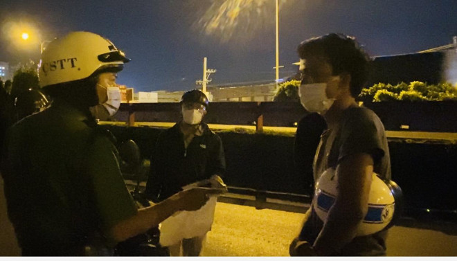 CLIP: Thanh niên được Tổ công tác 363 Thủ Đức hộ tống về gặp anh trai vừa qua đời - 4