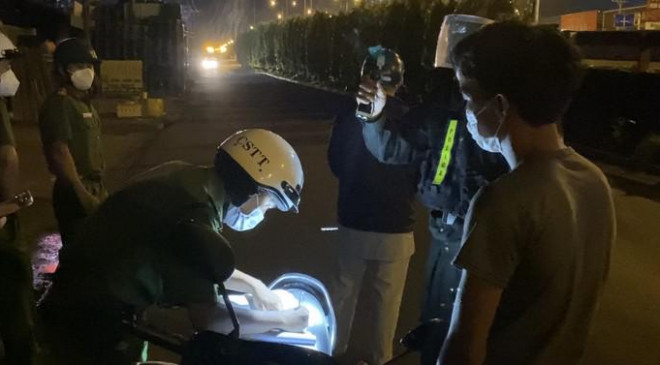 CLIP: Thanh niên được Tổ công tác 363 Thủ Đức hộ tống về gặp anh trai vừa qua đời - 3