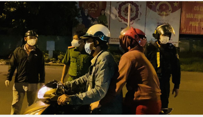 CLIP: Thanh niên được Tổ công tác 363 Thủ Đức hộ tống về gặp anh trai vừa qua đời - 5