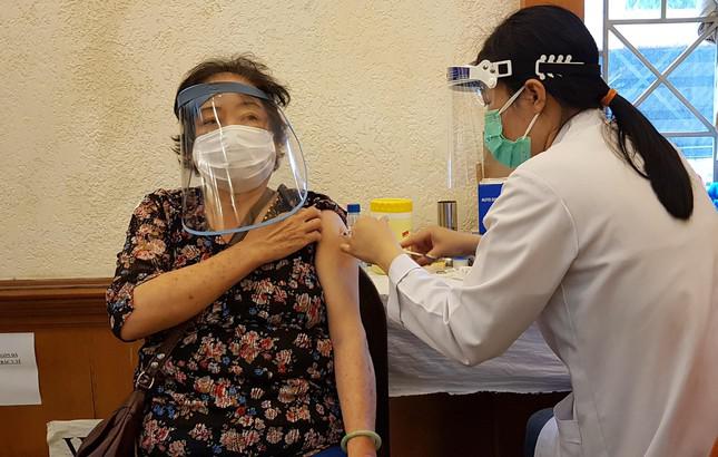 Kỷ lục số người được tiêm vắc xin COVID-19 trong một ngày tại TPHCM - 3