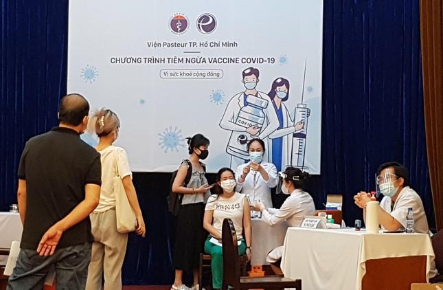 Kỷ lục số người được tiêm vắc xin COVID-19 trong một ngày tại TPHCM - 2