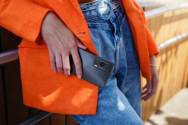 Motorola bất ngờ tung thêm điện thoại làm nứt lòng người hâm mộ - 3
