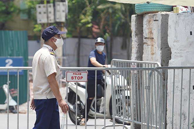 Hà Nội: Tạm phong toả một phường có dân quân trực chốt dương tính với SARS-CoV-2 - 2