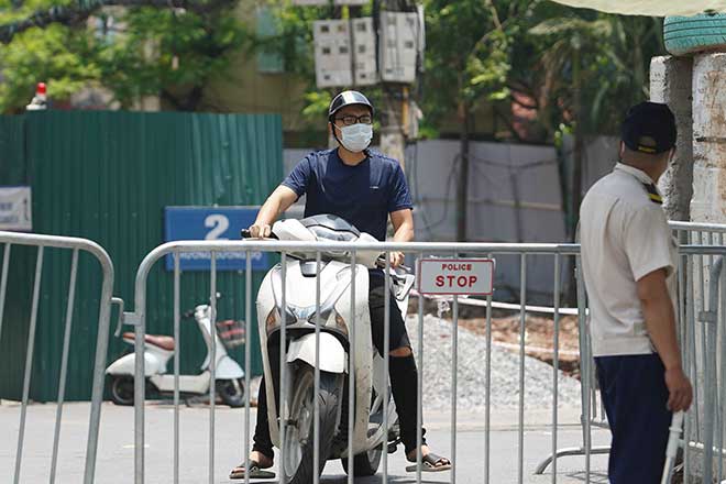 Hà Nội: Tạm phong toả một phường có dân quân trực chốt dương tính với SARS-CoV-2 - 3