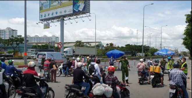 Nhiều người gây rối, vượt chốt kiểm soát về miền Tây bị phạt nặng - 2