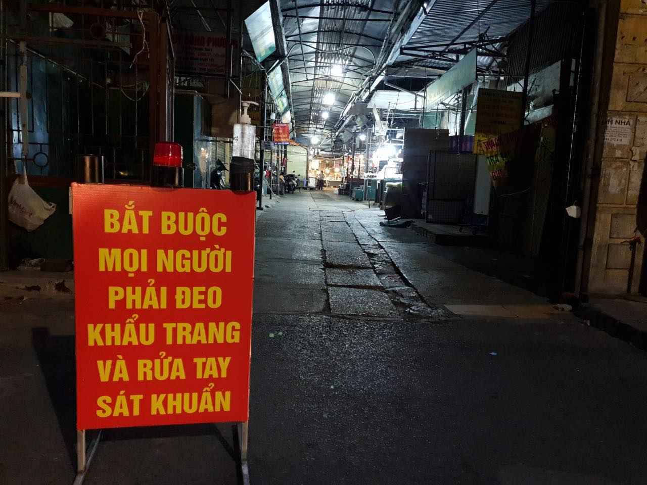 Hà Nội: Người bán rau dương tính SARS-CoV-2, tạm dừng hoạt động chợ Phùng Khoang - 2