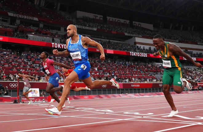 Chung kết chạy 100m Olympic Tokyo: Lamont Jacobs giành HCV, vua tốc độ mới thế giới - 1