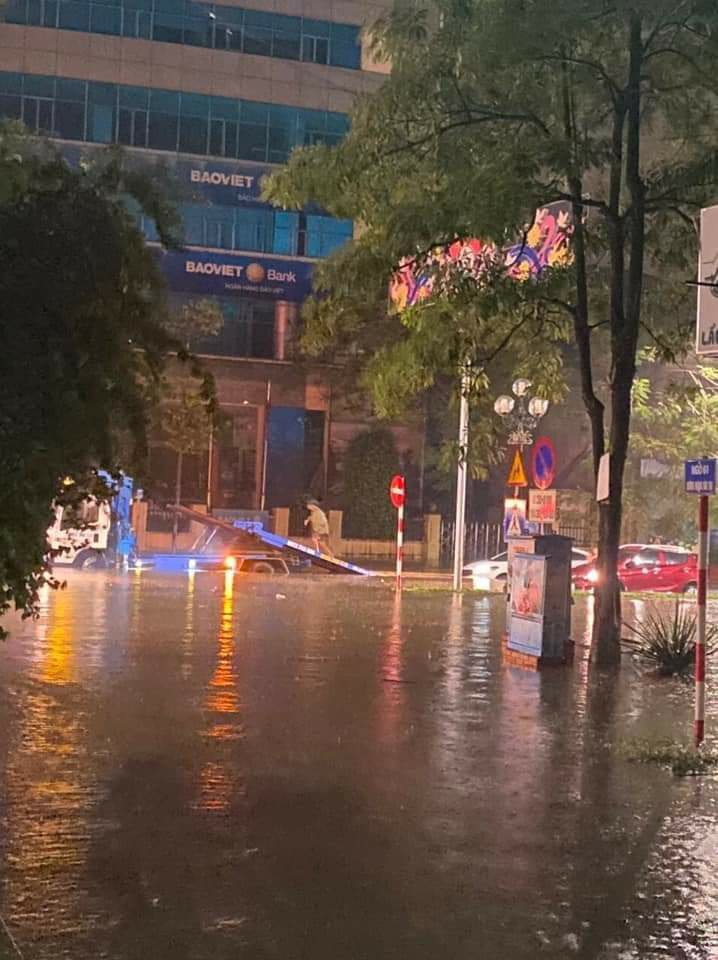 Đường phố ở Thái Nguyên ngập như sông, cây ngã đổ khắp nơi sau trận mưa lớn kèm dông lốc - 3