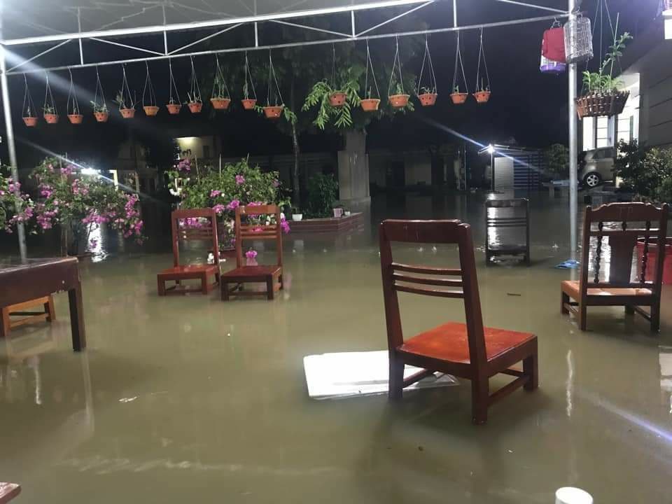 Đường phố ở Thái Nguyên ngập như sông, cây ngã đổ khắp nơi sau trận mưa lớn kèm dông lốc - 5