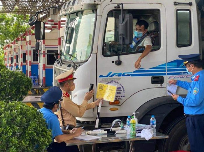 Hàng loạt tài xế quay đầu vì Hà Nội cấm tuyệt đối ra khỏi thành phố - 1