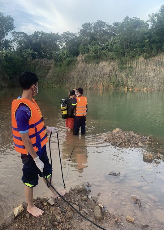 Thoát khỏi “hà bá”, nam thanh niên bị xử phạt vì... ra khỏi nhà giữa dịch COVID-19 - 1